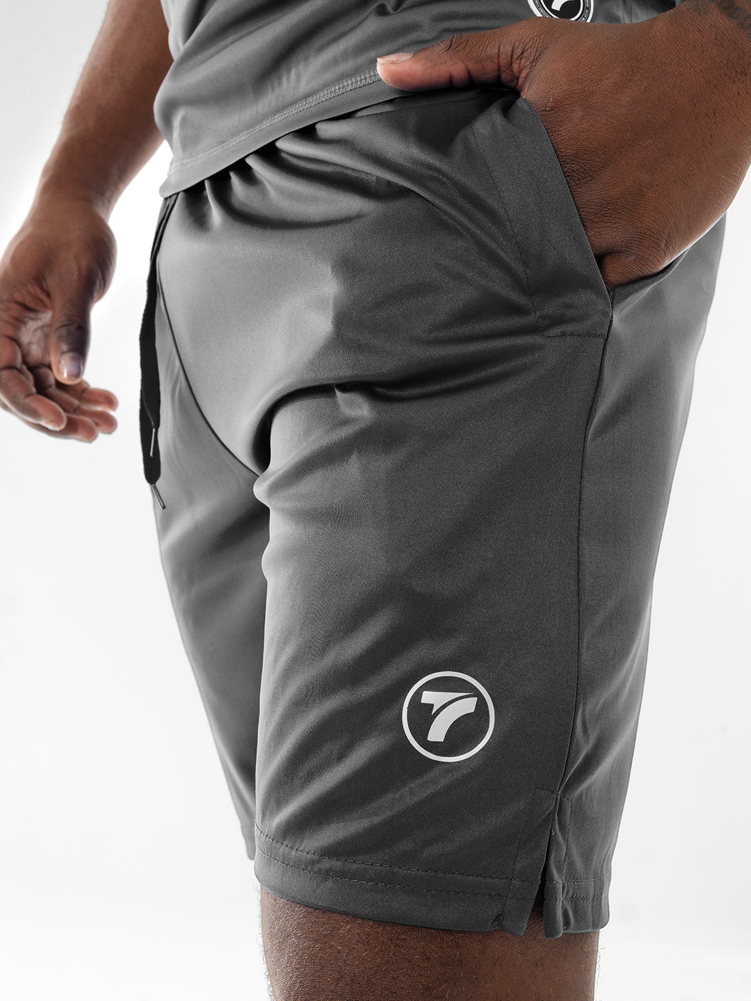 Pantaloneta Deportiva de Hombre en Microfibra – Gris Oscuro