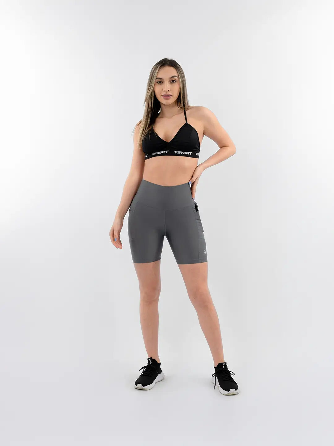 Short Deportivo de Mujer Media Pierna con Bolsillo Clásico – Gris Oscuro